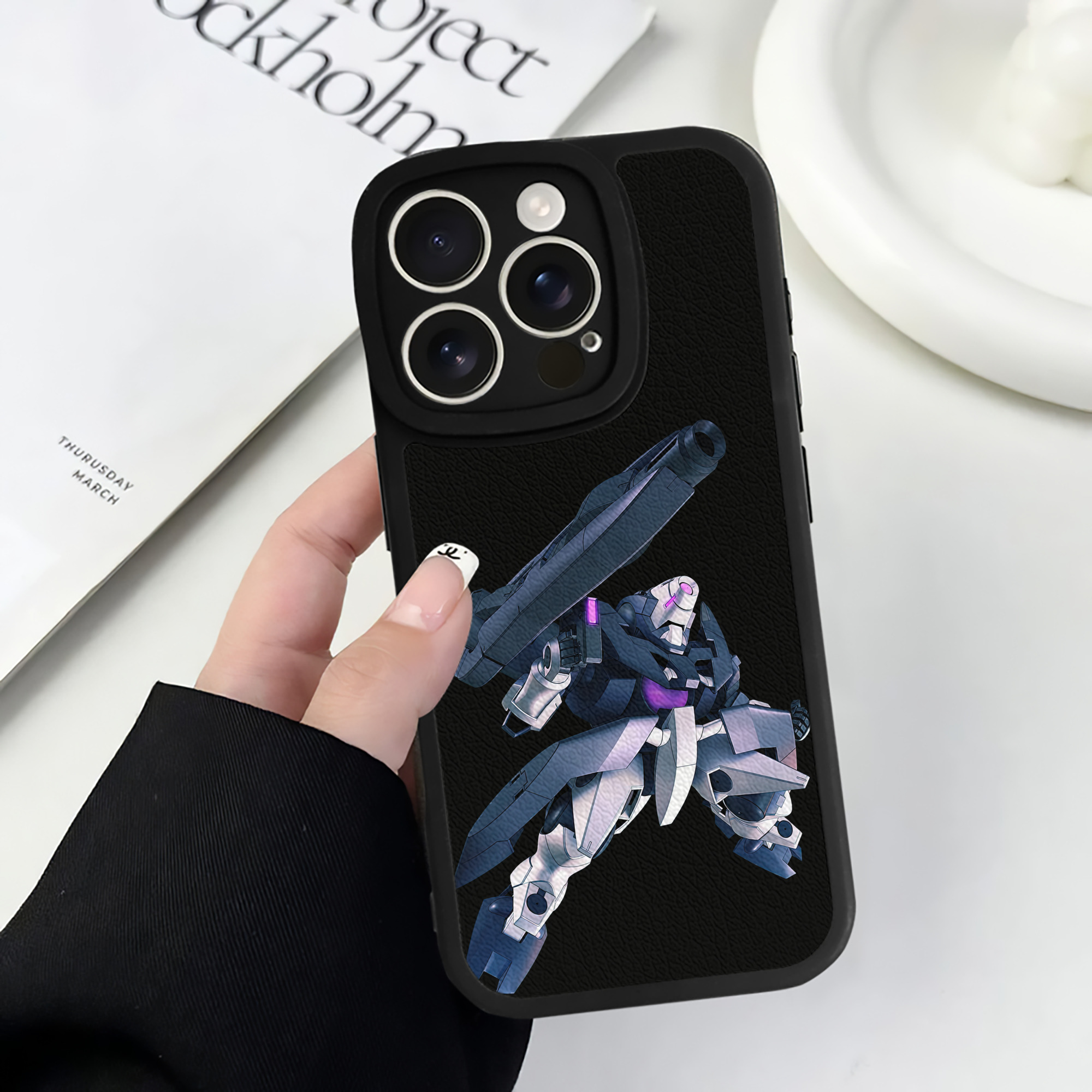 （画像用） 機動戦士ガンダム Mobile Suit Gundam 【iPhone 16シリーズ対応】シリコンスマホケース（レザー調） 材質：シリコン
